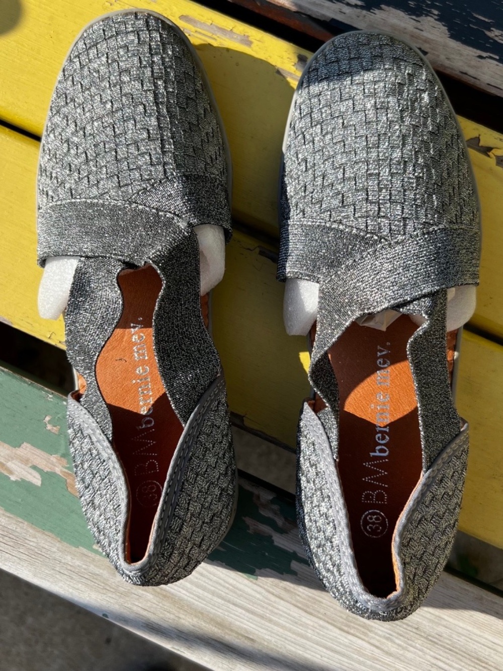 Bernie Mev New York silver webbed sandal flats size 38 NWT